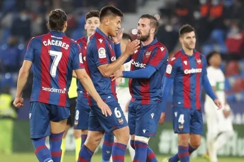 El Levante de Oscar Duarte gana y se niega a morir en La Liga