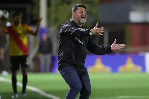 Jafet Soto avanza por un ex Alajuelense.