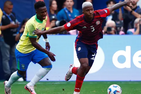 A Jeyland Mitchell lo ven en la Premier League pero él tiene otros planes