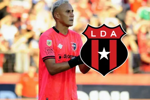 Keylor Navas con la camisa de Newell's.
