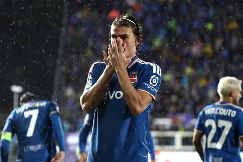 Nico Paz, decisivo en el 4-1 del Como al Manchester United: doblete y asistencia