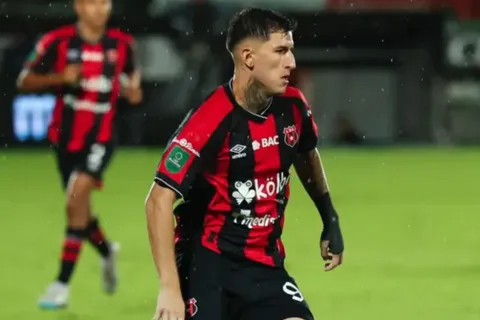Canhoto le apunta a Saprissa con una advertencia que celebra la afición de Alajuelense