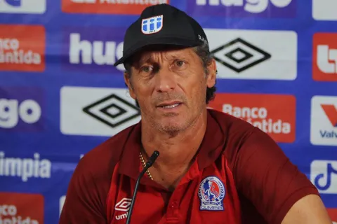 Pedro Troglio rechazó a varios equipos de Argentina para quedarse en Olimpia