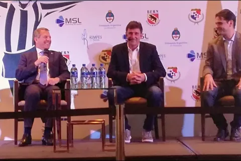 Mario Kempes presentó su libro en Panamá