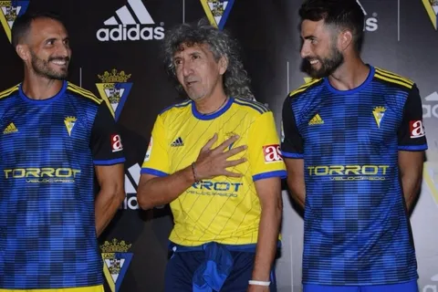 "Mágico" González causó revuelo en su regreso a Cádiz