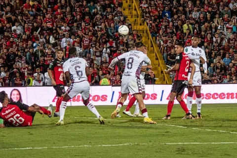 Saprissa consolidó el liderato tras doblegar a Alajuelense en el Clásico Nacional