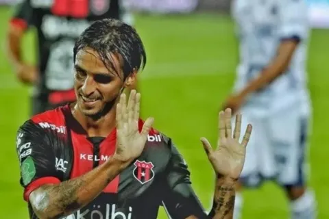 Alajuelense: Bryan Ruiz y la dura crítica hacia el arbitraje tras la derrota ante Saprissa