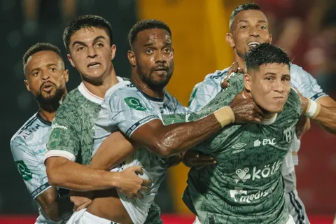 Alajuelense analiza traer otro defensor en este mercado.