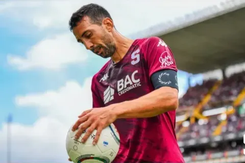 El futuro de Mariano Torres: Saprissa se pronuncia sobre la renovación del ídolo con una contundente respuesta
