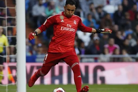 Keylor regaló sus guantes y mira quién es el nuevo dueño