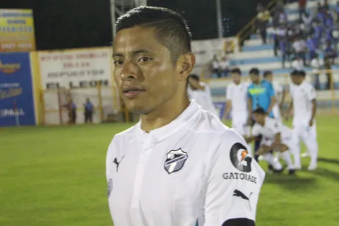 Carlos Mejía con la camisola de Comunicaciones.