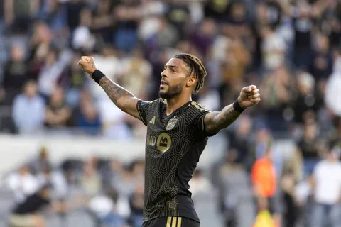 Denis Bouanga celebra con LAFC en el BMO Stadium.
