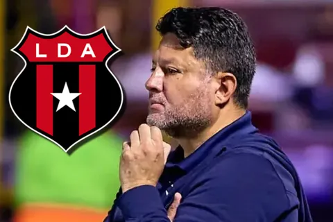 Jafet Soto se rinde ante Alajuelense.