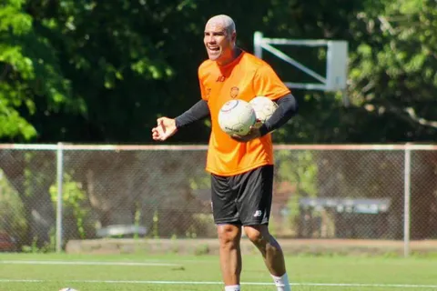 Douglas Sequeira muy enojado por los dichos del directivo de Herediano. (Foto: La Nación)