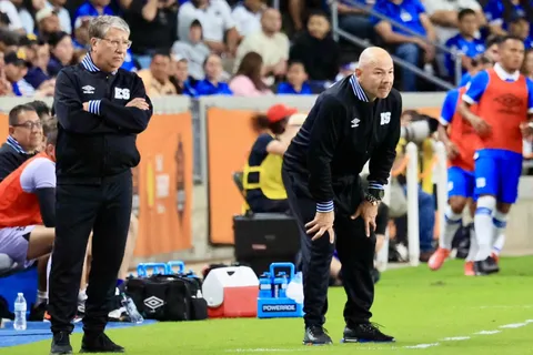¡No solo fue la derrota! El Bolillo Gómez suma datos negativos en su debut que preocupan en El Salvador