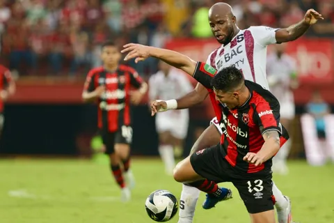 No hay paz en Alajuelense: Saprissa golpea a la Liga donde más le duele