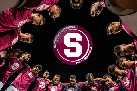 Le faltaron el respeto a un ídolo y Saprissa reaccionó sin piedad: la razón que llevó a la salida de dos figuras