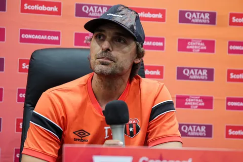 El entrenador Andrés Carevic comentó sobre una posible salida de Liga Deportiva Alajuelense