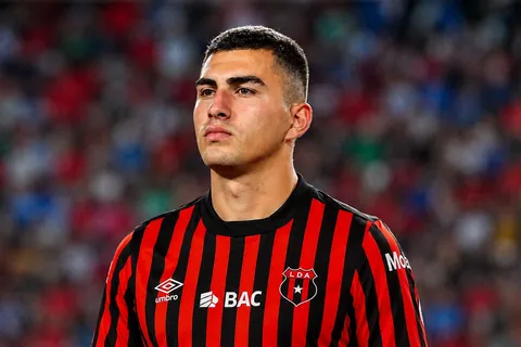 “Dispuesto a volver”: Fernán Faerron se acerca a Alajuelense e Ismael Rescalvo se ilusiona con el bombazo del mercado