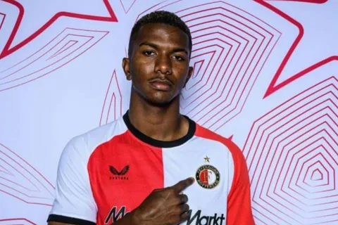 Jeyland Mitchell recibe una noticia que nadie imaginaba en Feyenoord