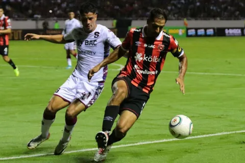 Saprissa y Alajuelense pelean por la misma figura.