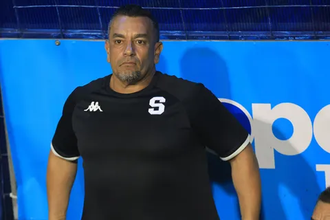 José Giacone muy preocupado por una dura lesión.