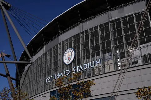 El fallo contra Manchester City abre preguntas políticas sobre los vínculos del club y del Reino Unido con Abu Dabi y genera críticas a Andy Burnham