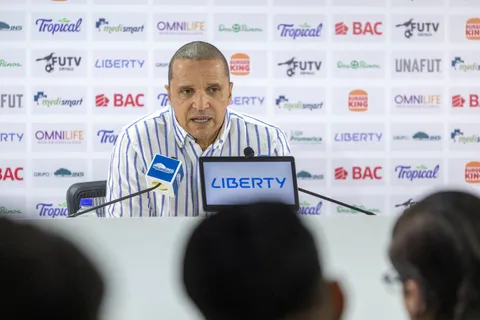 Erick Lonnis rechazó la vuelta de un legionario.