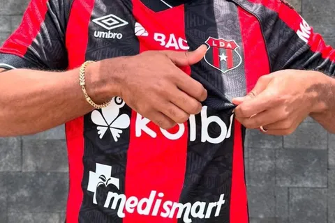Lo que Guimaraes necesita: un goleador letal vuelve a ponerse la camiseta de Alajuelense y lanza un mensaje que enciende a la afición