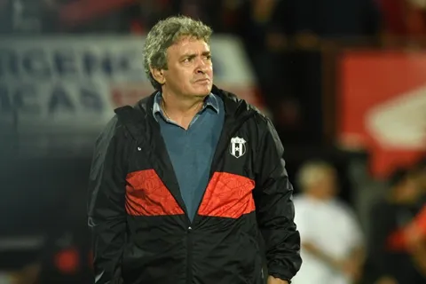 Óscar Ramírez se mete en una polémica.