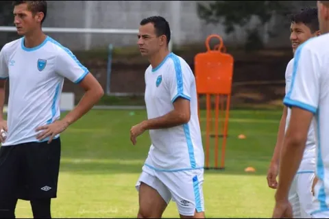 Marco Pappa se entrenó con normalidad en Guatemala