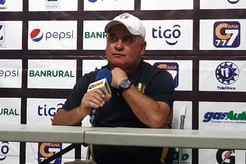 Willy Olivera se enfada al hablar de su futuro en Comunicaciones