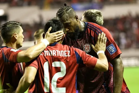 Kendall Waston calienta la previa. (Foto: IMago)