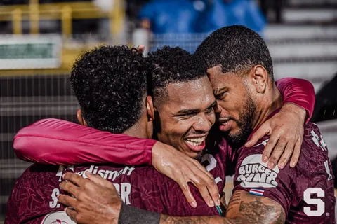 Saprissa se abrazó al triunfo sobre Herediano, con goles de Sinclair y Torres.