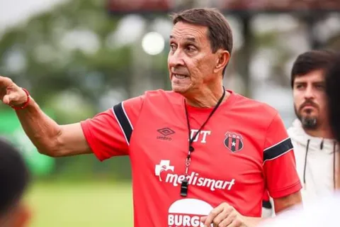 Alexandre Guimaraes pasa la escoba en Alajuelense.