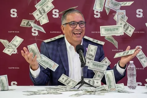 Roberto Artavia adelantó ingresos millonarios.