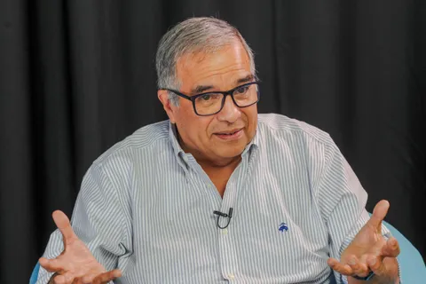 Roberto Artavia hace enojar a los manudos.