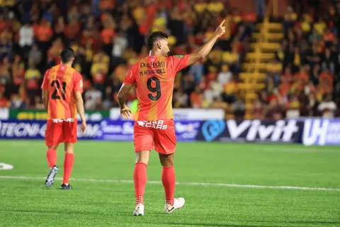 Marcel Hernández lanzó una amenaza para Saprissa y Alajuelense