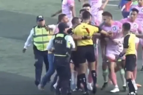 Jugador de la Liga de Guatemala recibe fuerte sanción por agredir a un árbitro (VIDEO)