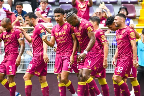 Jugador de Saprissa es atacado desde adentro.