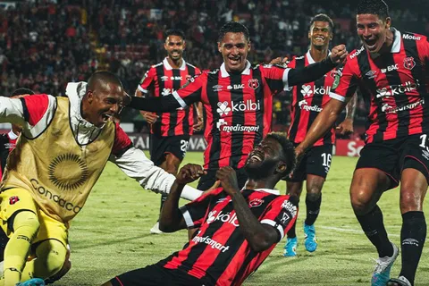 Alajuelense goleó a Cartaginés y es el último equipo clasificado a las semifinales de la Copa Centroamericana
