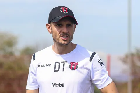 Alajuelense anuncia la salida del técnico Albert Rudé
