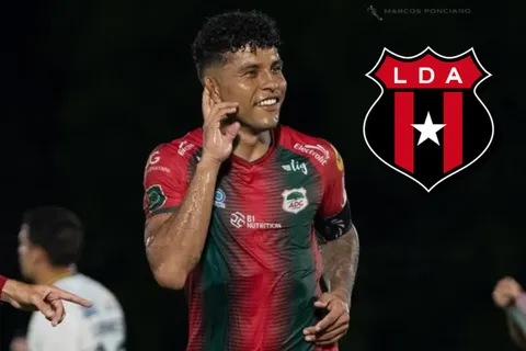Johan Venegas le envía un guiño a Alajuelense.