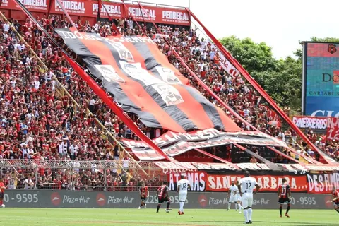 Alajuelense y su afición vuelven a encontrarse esta noche en "la Catedral"