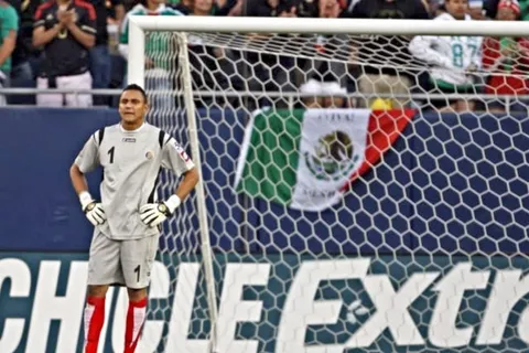 Keylor Navas protagonista con el PSG en el Día de la Bandera de México