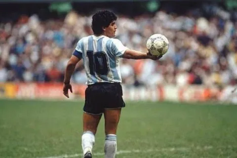 Equipos ticos rinden homenaje a Diego Armando Maradona