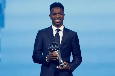 Vinicius portando el Premio The Best 2024.