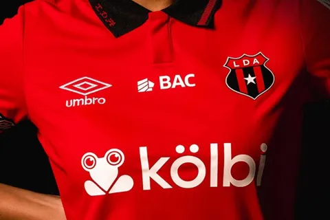 Alajuelense le da una alegría a sus aficionados.
