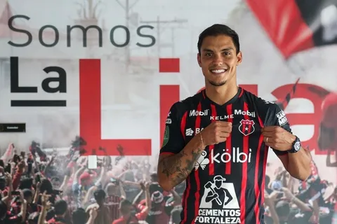 Oficial: Alajuelense anuncia el fichaje de un seleccionado de El Salvador