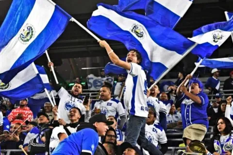 Aficionados de El Salvador le "llevaron música" a México en la previa de Eliminatorias [VIDEO]